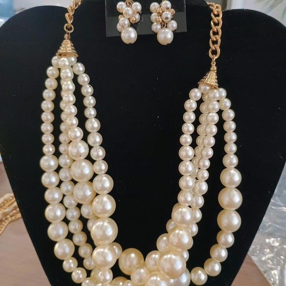 Elegant Pearl and Gold Jewelry Set - Picture 1 of 6